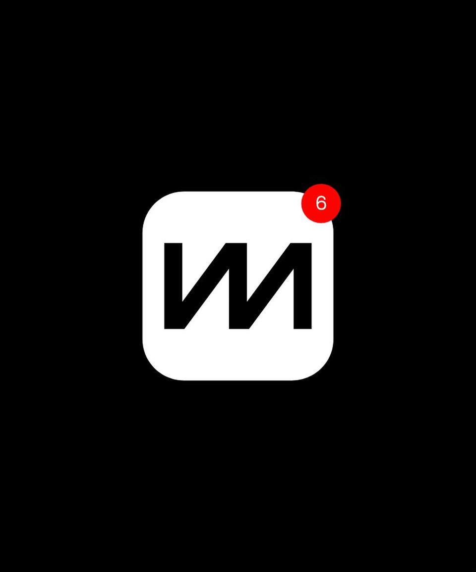 A white Lumis app icon with a notification badge on black